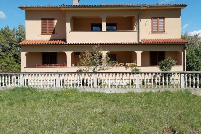 Labin, kuća u blizini centra sa četiri stana