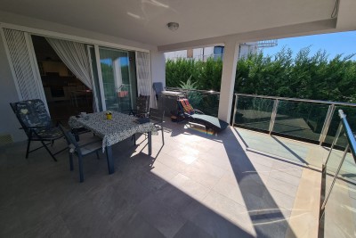 Peroj! Apartment with a yard!