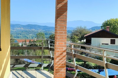 Dvojna kuća u Pazinu , s pogledom na planinu Učku