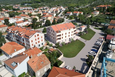 OTOK CRES, GRAD CRES – 2 spalnice + dnevna soba, tretje nadstropje, rhunska novogradnja v strogem centru, 50 m od morja
