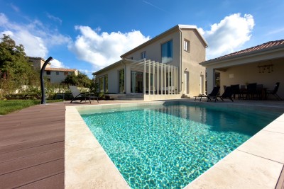 Neubau, modernes Haus mit Pool!