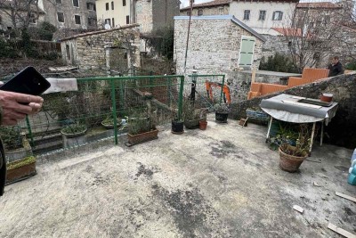 Prodamo hišo z dvoriščem v neposredni bližini centra, Buje!