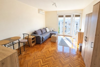 Stanovanje Krnjevo, Rijeka, 21,98m2Reka, Krnjevo – Urejena garsonjera s pogledom na morje za dolgoročni najem