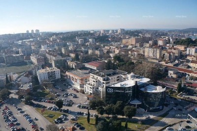 Vicino a Elektro Istra edificio commerciale e residenziale. Offriamo locali commerciali e appartamenti di grandi dimensioni.