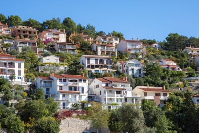 KUĆA SA GARAŽOM, treći red od mora