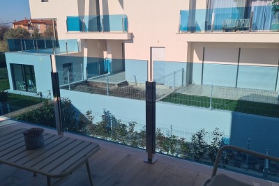 Moderner Apartment im Block E, mit Parkplatz und Abstellraum in der Nähe von Umag!