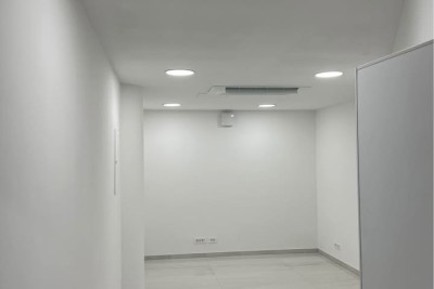Prodajemo poslovni prostor u centru Pule. Pješačka zona.