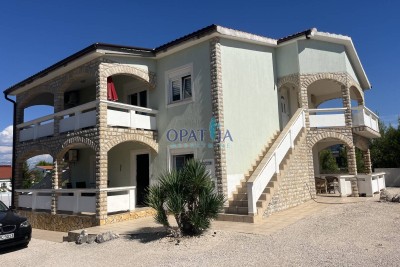 Casa ben tenuta con 3 appartamenti