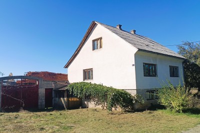 PLAŠKI - Property for sale for renovation near the center