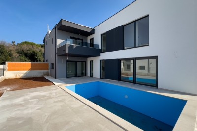 A new house for sale with a swimming pool in a great location, near the sea!