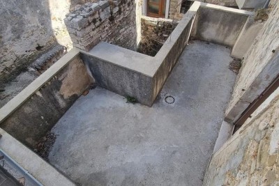 Großes Istrisches Steinhaus auf drei Etagen zum Verkauf, Buje!