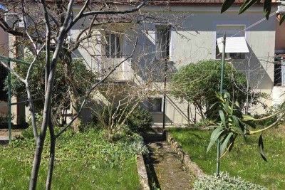 Kaštanjer – hiša z dvema ločenima stanoma, garažo in vrtom velikosti 250 m2 - prodaja!