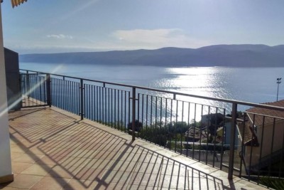 Ein Haus mit Wohnungen zum Verkauf in einem sehr ruhigen Ort mit Panoramablick auf das Meer, Rabac