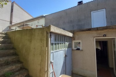 Pula! Erdgeschosswohnung mit großem Garten und Terrasse.