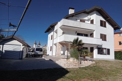 Prodaja velike stambene kuće, pogodne za investiciju, Medulin!