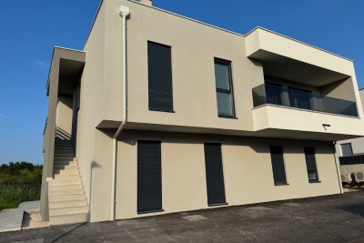 Luxuriöse zweistöckige Wohnung mit Meerblick und geräumiger Terrasse in Zambratija