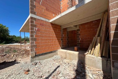 New project, Barbariga! Ground floor apartment with garden and parking, 500 m from the sea