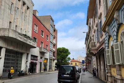 Prodaje se stan u centru . Smješten u glavnoj ulici grada Pule, Istarska ulica.