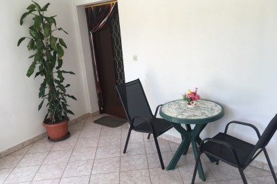 Na novo ponujen apartma v Premanturi blizu morja.  Apartma G se nahaja v pritličju in je sestavljen iz predsobe, dveh spalnic, kopalnice, prostorne dnevne sobe s kuhinjo in jedilnico. Stanovanje je svetlo in prostorno ter ima veliko odprtin