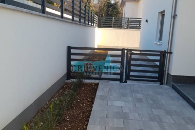 JEDINSTVENA PRILIKA-CRIKVENIČKO ZALEĐE, NOVOGRADNJA 82m2+56m2 terasa, u blizini Crikvenice