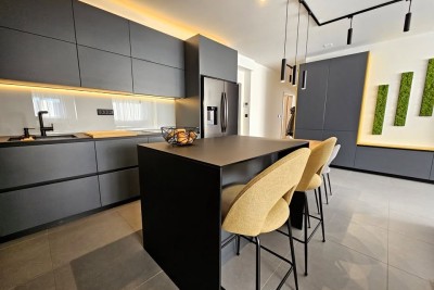Verkauf einer modern eingerichteten Wohnung mit Garage und Außenparkplatz, Umag!
