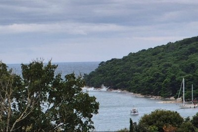Medulin - gradbena zemljišča z gradbenim dovoljenjem, blizu morja, plačane komunalije
