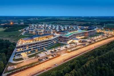 Umag, ein Urlaubsort voller Luxus und Schönheit! Wohnungen zum Verkauf in einem Resort mit einem 105 m langen Infinity-Pool auf dem Dach