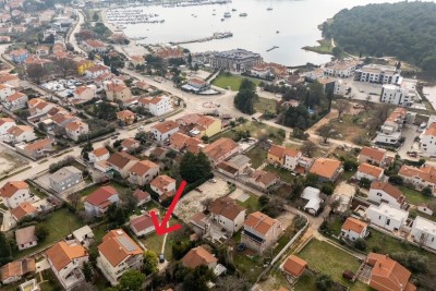 Ekskluzivno! Gradbena parcela s pravnomočnim gradbenim dovoljenjem – 6 stanov, 300 m od morja, Medulin!