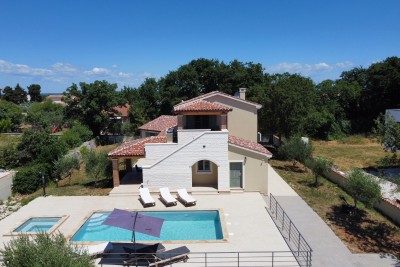 Vendita - villa di lusso con piscina e jacuzzi su ampio terreno, Marčana!