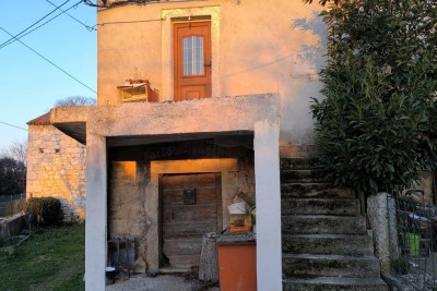 Prodaja hiše za renovacijo z gradbenim zemljiščem, blizu Poreča, Žbandaj!