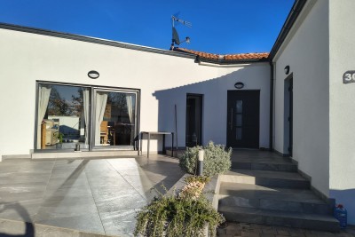 Samostojeća prizemnica s bazenom! Sa velikom okućnicom od 2000 M2.