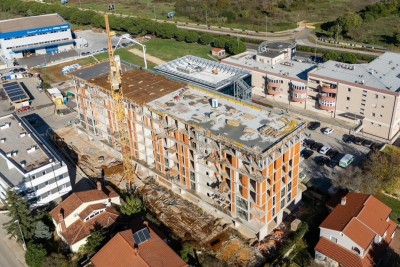 Pula! Mehrfamilienhaus, moderne Gebäude mit Aufzug, nahe dem Zentrum. Wohnung mit Parkplatz und Abstellraum S84.