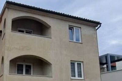 3 km do centra grada Fažane. Prodaja velikog renoviranog stana i dodatnog prostora u potkrovlju, Pula!