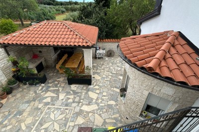 Prodajemo kuću sa više apartmana i bazenom.