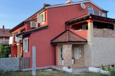 Ližnjan – Hiša z apartmaji in bazenom, 460 m².