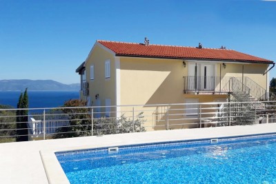 Istra, Labin – velika apartmanska kuća s bazenom i otvorenim pogledom na more