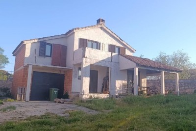House for Sale – Sveti Lovreč, with Auxiliary Building and Garage