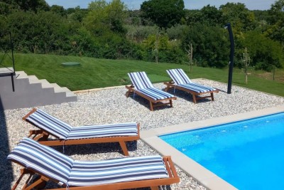 È in vendita una casa ad un piano con piscina nelle vicinanze di Marčana