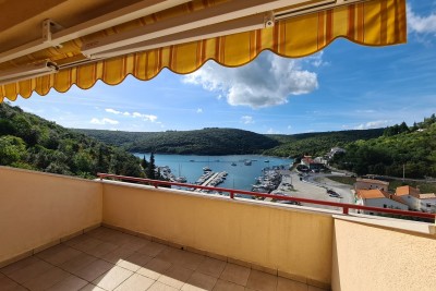 Apartment with an open view of the bay and the sea.