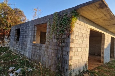 Casa in fase di costruzione con ulteriore terreno edificabile e terreno agricolo