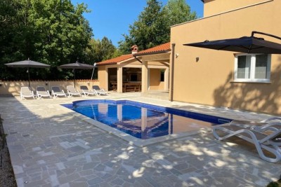 Prodaje se kuća, 200 m2, s bazenom,  Raša