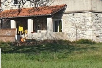 In vendita vecchia casa in pietra con terreno nel Barban, ideale per casa vacanze.
