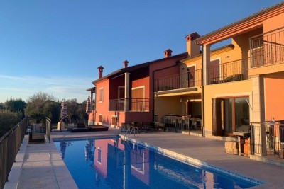 Stunning two-story apartment with a pool and terrace in Buje