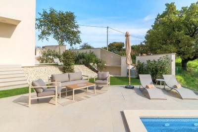 Moderna dvojna hiša s bazenom v mirnem Svetvinčentu, idealna za počitek ali najem!