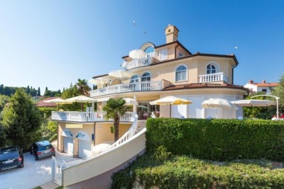 Hiša z apartmaji in bazenom v Premanturi – pogled na morje!