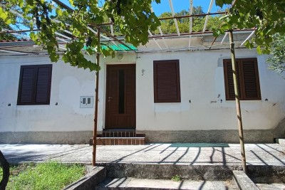 Kamena kuća okružena zelenilom,Labin okolica