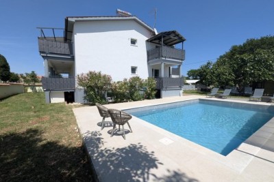 Pula – House with 5 Residential Units and Two Pools