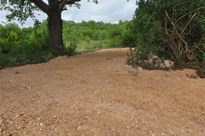 PRODAJA – Građevinsko zemljište s građevinskom dozvolom i projektom kuće s bazenom, Marčana!