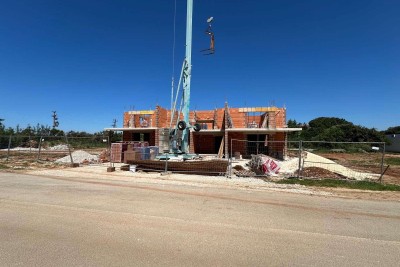 Nov projekt, Barbariga! Apartma z vrtom in parkiriščem, 500 m od morja