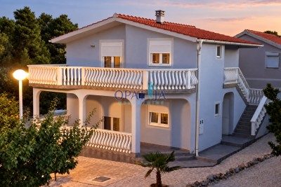 House in Vir with 2 apartments, 300m from the sea